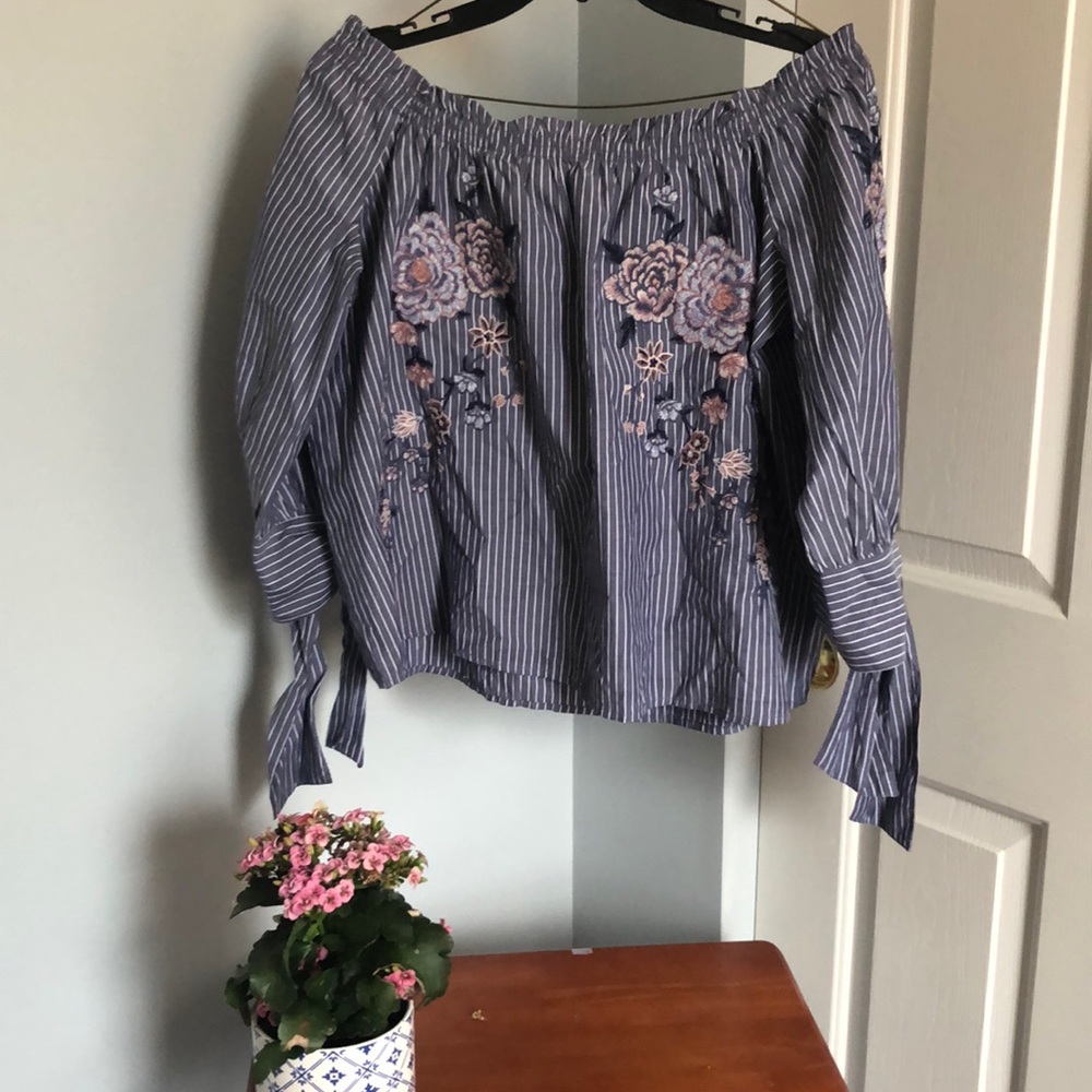 American Eagle// off the shoulder blouse